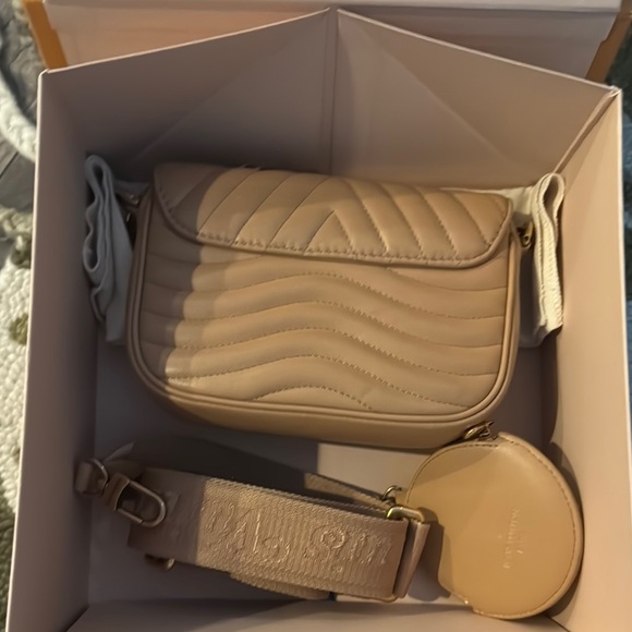 Louis Vuitton Cream Crossbody Bag - Picture 2 of 3